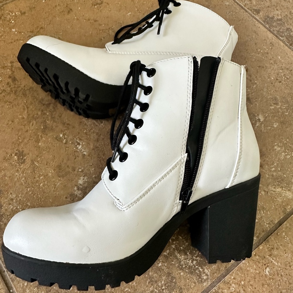 Never worn 9.5 boot black and white UNR8ED